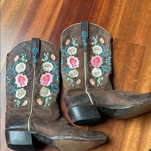 Flower embroidered cowboy boots